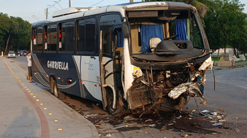 Motorista ficou preso nas ferragens e teve que ser socorrido pelo Corpo de Bombeiros - Reprodução/Facebook