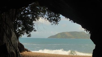A gruta é um belo cenário para tirar fotos e fazer vídeos, vale a pena conhecer - Reprodução / Prefeitura de Ubatuba