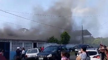 Bombeiros ainda estão no local para conter as chamas - Reprodução/Itanhaém_litoral_e_regiao