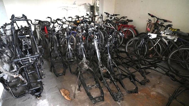 Quadros das motos foram encontrados cortados - Divulgação/Prefeitura de Santos
