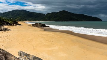 Defesa Civil de SP reforça alerta para ventos fortes no litoral paulista  Nuvens de tempestade carregadas sobre o mar no litoral paulista - Reprodução / PMSS