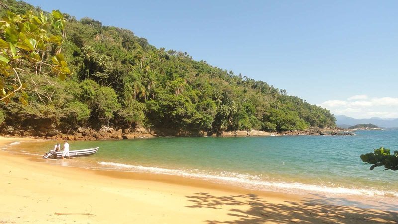 Prainha de Fora, na ilha Anchieta, em Ubatuba, está imprópria para o banho - Prefeitura de Ubatuba
