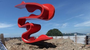 Escultura de Tomie Ohtake tem 15 metros de altura - Carlos Nogueira/Prefeitura de Santos