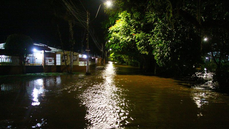 Ruas do bairro Martim de Sá ficaram alagadas com a cheia do rio Guaxinduba - Foto: Reginaldo Pupo