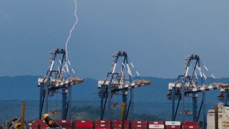 Segundo o Inmet, há possibilidade de descagas elétricas entre esta sexta-feira (14) e sábado (15) - Carlos Nogueira/Prefeitura de Santos