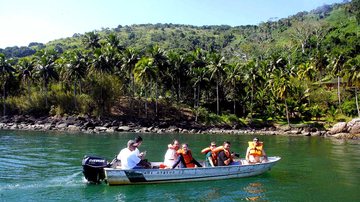 Turistas nas proximidades da ilha Montão de Trigo, em São Sebastião - Reginaldo Pupo