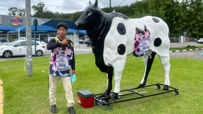 Vaca fica na rotatória até as 18 horas desta quinta-feira (27) - Foto: Eleni Nogueira
