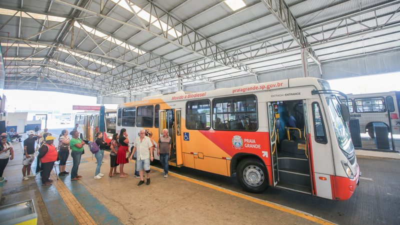Cartazes informativos estão afixados dentro dos ônibus e nos terminais da cidade - Fred Casagrande/Prefeitura de Praia Grande