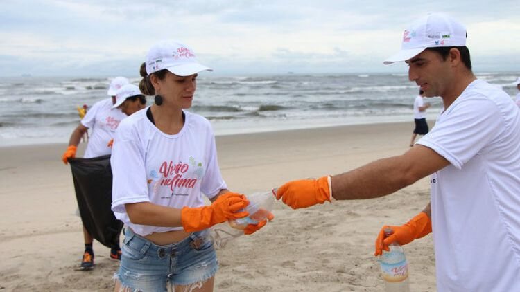 Atividade anual busca conscientizar a população sobre a importância de manter as praias limpas - Reprodução/Arquivo/Prefeitura de Itanhaém