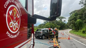 Equipamento hidráulico foi utilizado para retirar uma vítima presa entre as ferragens - Divulgação/11ºGB