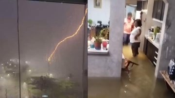 Alto volume de chuva inundou casas e veio acompanhada de descargas elétricas e rajadas de vento - Reprodução/Internet