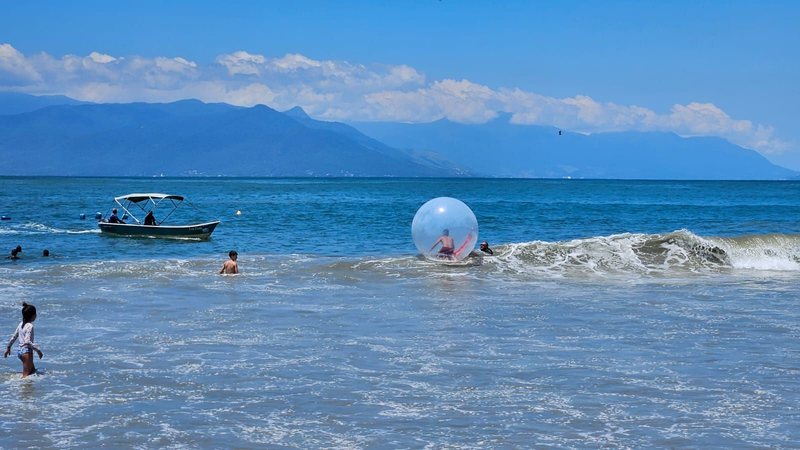 Prefeitura flagrou uma das bolhas infláveis no mar com criança dentro - Divulgação/PMC