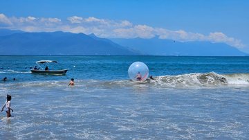 Prefeitura flagrou uma das bolhas infláveis no mar com criança dentro - Divulgação/PMC