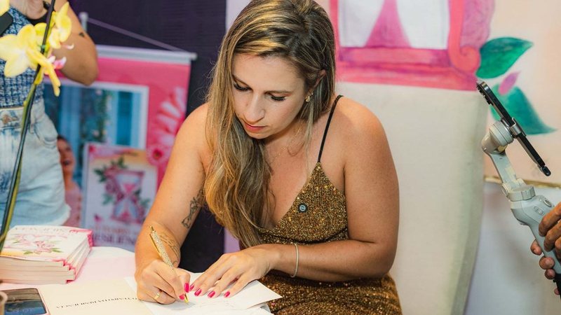 Amanda Marques em noite de autógrafo, em Caraguatatuba - Divulgação / Arquivo pessoal