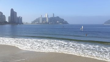 Praia do Gonzaguinha, em São Vicente,  uma das com bandeira vermelha na Baixada Santista - Esther Zancan