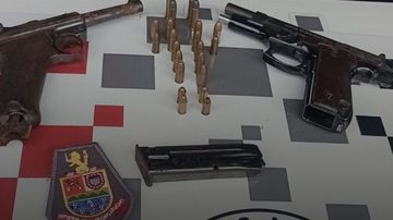 No imóvel, foram encontradas uma pistola Taurus e uma Parabellum - Reprodução/Polícia Militar