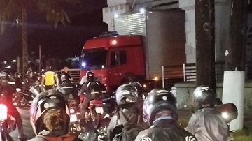 Para liberar a via, agentes esvaziaram os pneus do veículo antes da remoção - Reprodução/Redes Sociais