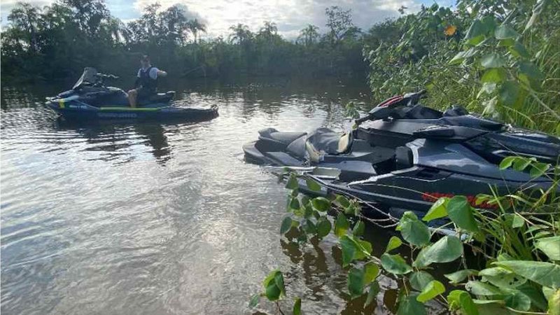Perícia da Polícia Civil e agentes da Marinha do Brasil investigam as causas do acidente no rio Guaratuba - Reprodução/Polícia Civil