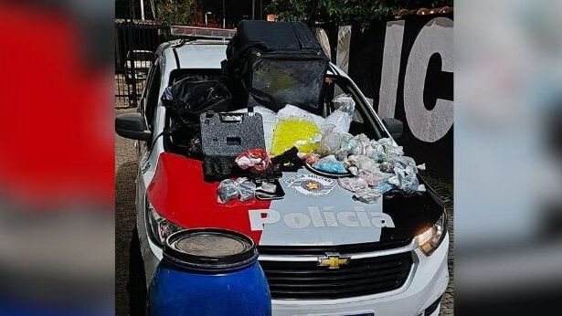 Grande quantidade de entorpecentes foi encontrada em um tonel - Reprodução/Polícia Militar