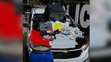 Grande quantidade de entorpecentes foi encontrada em um tonel - Reprodução/Polícia Militar