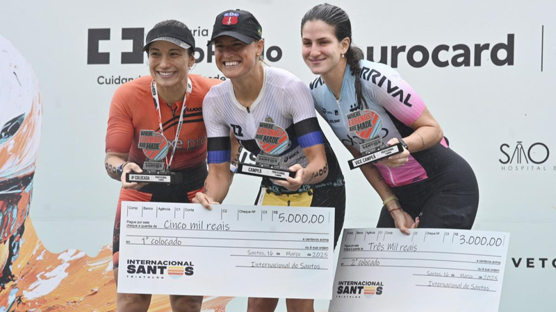 Djenyfer Arnold (ao meio) subiu ao pódio com Ana Laura de Almeida e Fernanda Penkal - Henrique Teixeira/Prefeitura de Santos
