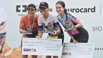 Djenyfer Arnold (ao meio) subiu ao pódio com Ana Laura de Almeida e Fernanda Penkal - Henrique Teixeira/Prefeitura de Santos