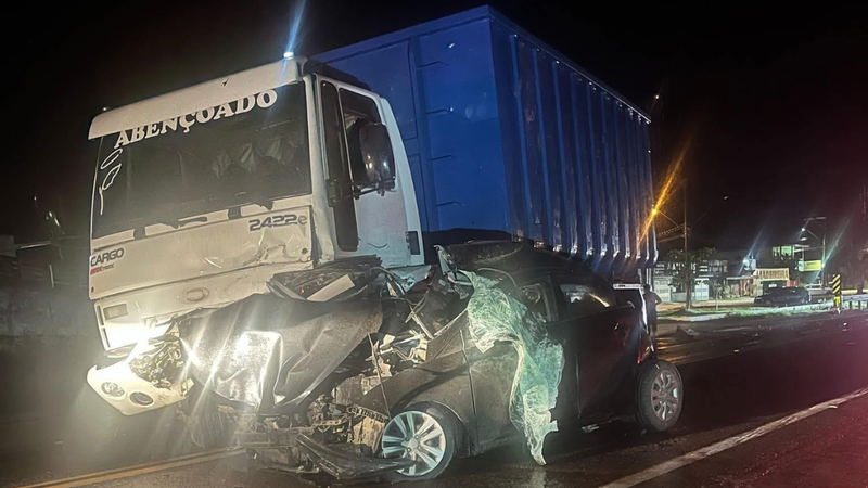 Colisão frontal entre carro e caminhão mata duas pessoas na rodovia Rio\u002DSantos