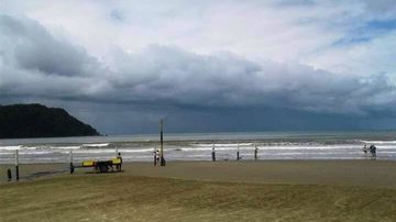 Dois alertas do Inmet advertem sobre chuva intensa no litoral paulista - Esther Zancan