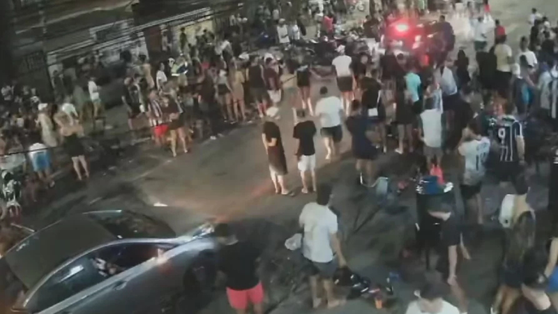 Imagens de câmeras de segurança mostram frequentadores fugindo dos disparos - Reprodução