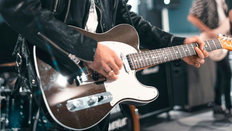 Shopping de Santos convida público a viver sonho de ser um rockstar por um dia