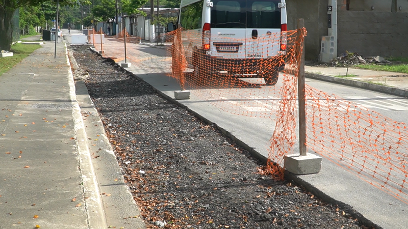 Obra é executada na rua Andrade Soares, principal via de acesso do bairro - Gabriel Pacífico / CN