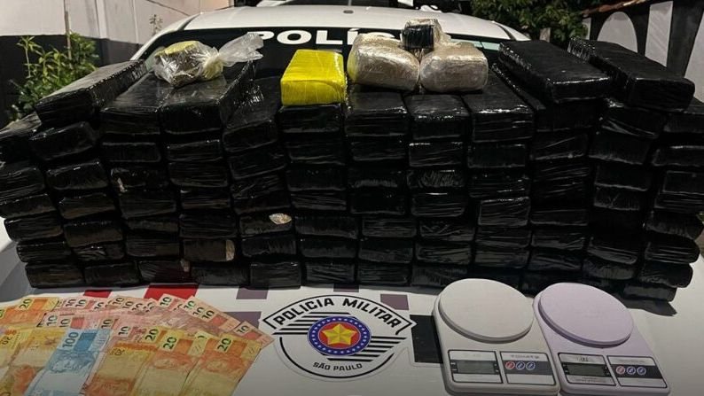Além da maconha acondicionada em tijolos, havia R$ 607 em espécie e balanças de precisão - Reprodução/Polícia Militar