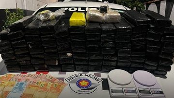 Além da maconha acondicionada em tijolos, havia R$ 607 em espécie e balanças de precisão - Reprodução/Polícia Militar