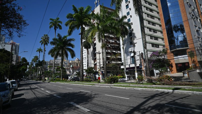 Avenida Ana Costa é uma das principais vias de Santos - Henrique Teixeira / Sabesp