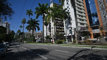 Avenida Ana Costa é uma das principais vias de Santos - Henrique Teixeira / Sabesp