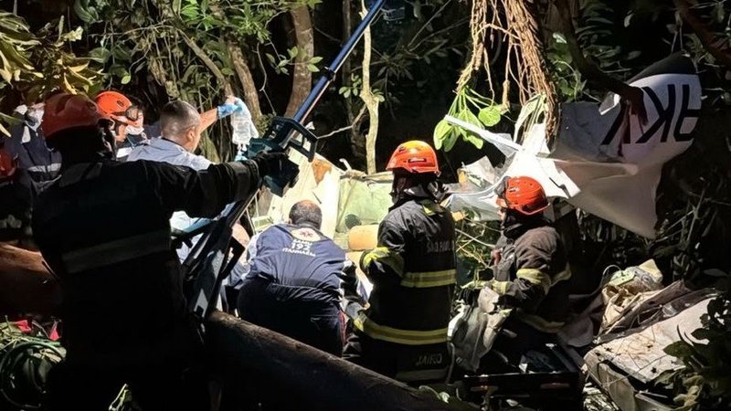 Cinco viaturas e 15 bombeiros do 6º GB foram mobilizados para o resgate - Defesa Civil