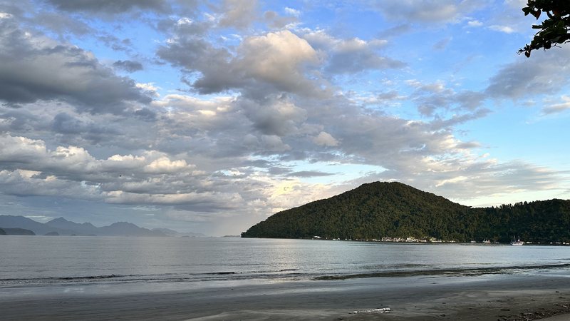 Água de tonalidade marrom e areia monazítica também desmotivam banhistas - Estéfani Braz