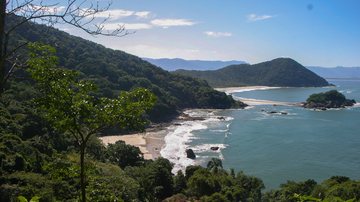 Vista das praias Preta e Branca, a partir da trilha que leva para Camburizinho - Pedro Rezende / Arquivo CN
