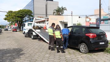 Na quarta-feira (19), dois veículos foram retirados da avenida Pernambuco, no bairro Jardim Primavera - Prefeitura de Caraguatatuba