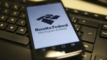 Celular com aplicativo da Receita Federal
