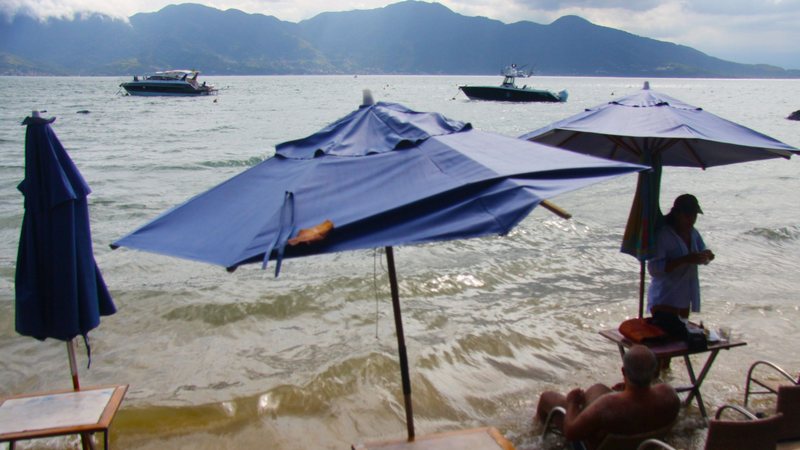 Mar invade área de quiosque onde tinha só areia, mas turistas não  reclamaram do fenômeno - Foto: Reginaldo Pupo