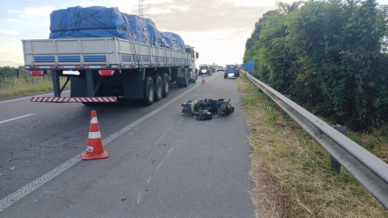 Moto foi atingida na parte traseira - Reprodução/CCI Artesp
