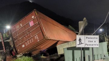 Fechamento da Anchieta veio após colisão de um caminhão contra a passarela, que desabou - Divulgação/CCI Artesp