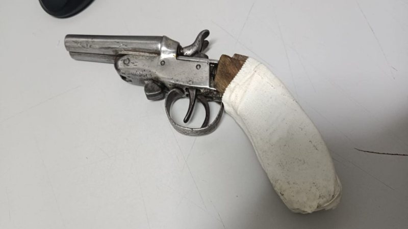 Revólver calibre .22, da marca Rossi estava na cintura do passageiro - Reprodução/Polícia Civil