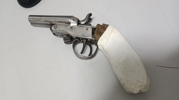 Revólver calibre .22, da marca Rossi estava na cintura do passageiro - Reprodução/Polícia Civil
