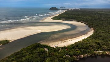 Praia de Itaguaré atrai turistas com encontro de águas e trilhas em Bertioga