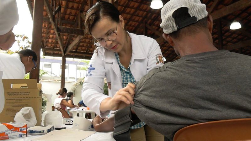 Serviços incluem exames laboratoriais, aplicação de vacinas e acompanhamento psicológico - Divulgação/Prefeitura de Santos