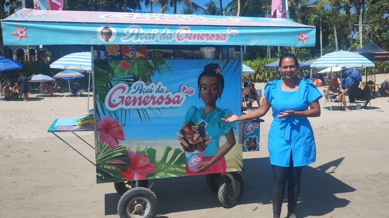 Com a linha de crédito Empreenda Mulher, Cláudia Pereira colocou mais um carrinho de açaí em Ubatuba - Divulgação