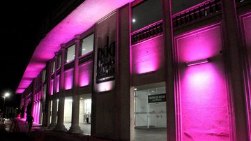 Fachada do Palácio das Artes estará iluminada na cor rosa durante a semana - Prefeitura de Praia Grande