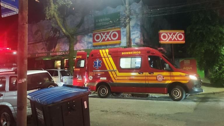 Corpo de Bombeiros foi acionado por volta de 1h, e enviou quatro viaturas e 12 agentes - Reprodução/Viver em Santos e Região